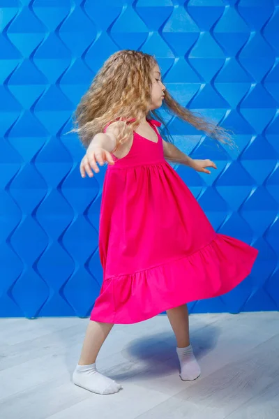 Menina Com Cabelo Encaracolado Longo Vestido Rosa Fundo Azul Dança — Fotografia de Stock