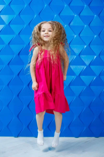 Menina Com Cabelo Encaracolado Longo Vestido Rosa Fundo Azul Dança — Fotografia de Stock