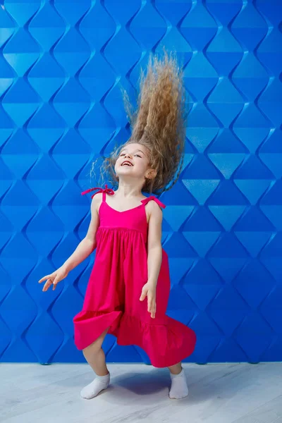 Menina Com Cabelo Encaracolado Longo Vestido Rosa Fundo Azul Dança — Fotografia de Stock