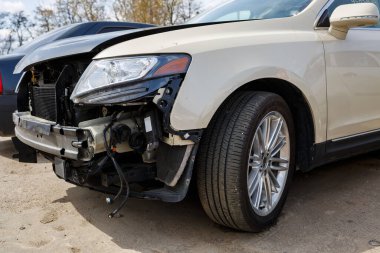 Eski araba, paslı kırık vücut, terk edilmiş park yeri.