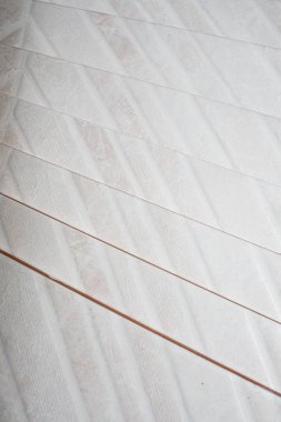 Banyoda seramik fayanslar yığını, kapalı duvarlar. Dairelerde kavramsal onarım, fayans döşeme, içeride onarım
