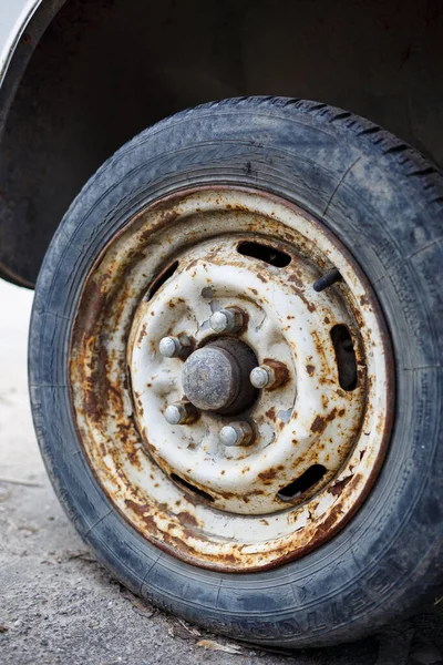 Rozsdás Kerék Egy Kerékkel Egy Kocsiból Elhagyott Autógumi — Stock Fotó