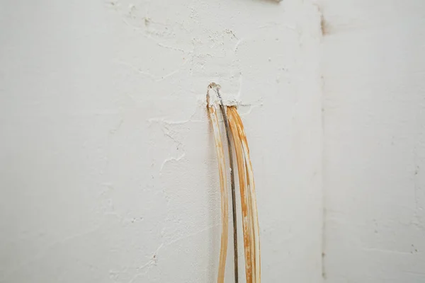 Instalación Electricidad Durante Reparación Abre Los Cables Sobresaliendo Aislado Una —  Fotos de Stock