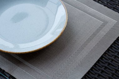 Akşam yemeği için boş mavi jöleli seramik melamin tabağı.