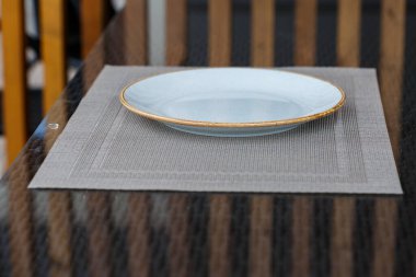 Akşam yemeği için boş mavi jöleli seramik melamin tabağı.