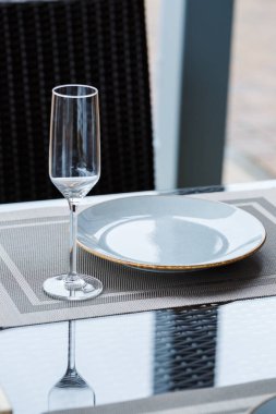 Akşam yemeği için boş mavi jöleli seramik melamin tabağı.