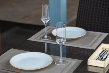 İki kişilik bir restoranda masa servisi yaptım. Yemek için mavi tabak, iki bardak. Romantik akşam konsepti