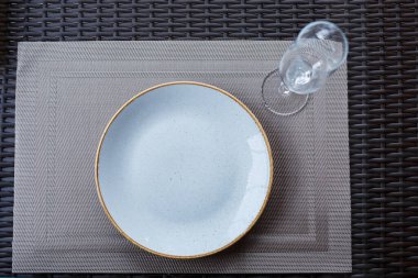 Akşam yemeği için boş mavi jöleli seramik melamin tabağı.