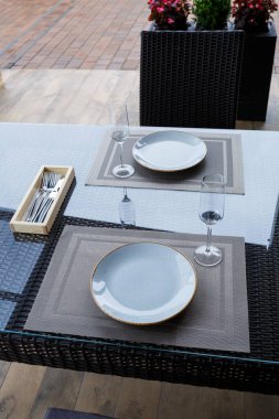 İki kişilik bir restoranda masa servisi yaptım. Yemek için mavi tabak, iki bardak. Romantik akşam konsepti