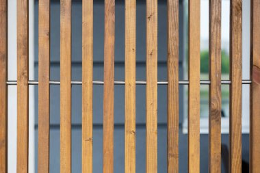 Tahta levhalardan duvar, yenilemek için doğal malzemeler.