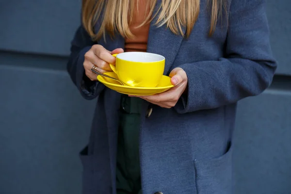 Молодая Красивая Блондинка Сером Пальто Пьет Горячий Чай Желтой Чашки — стоковое фото