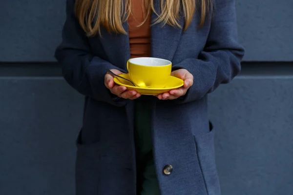 Молодая Красивая Блондинка Сером Пальто Пьет Горячий Чай Желтой Чашки — стоковое фото