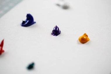 Beyaz bir çarşafın üzerindeki tüpten sıkılmış boyalar. Yüze, vücuda çizmek için.