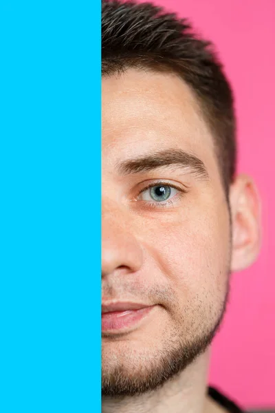 Man Smiling Holding Empty Cardboard Blue Banner Isolated Pink Background — Stock Photo, Image