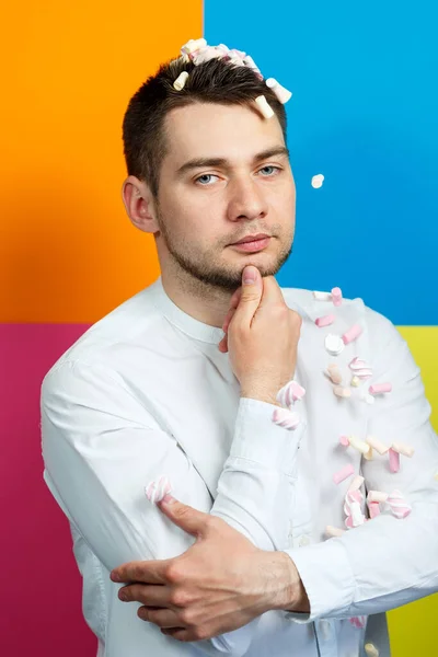 Marshmallows Sprenkelen Het Hoofd Van Man Helder Man Portret Met — Stockfoto