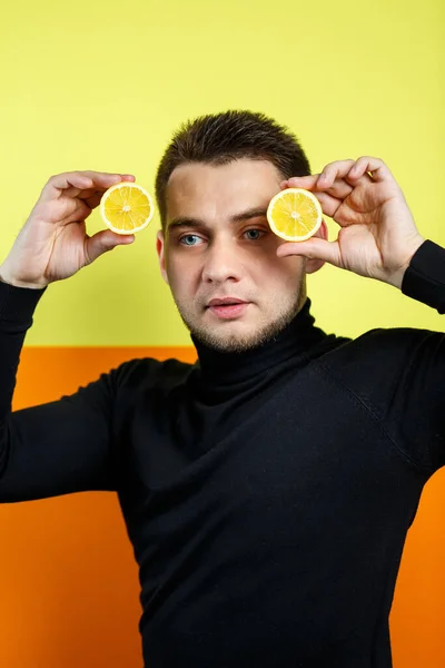 Portrait Homme Sur Fond Jaune Raglan Noir Avec Citron Coupé — Photo