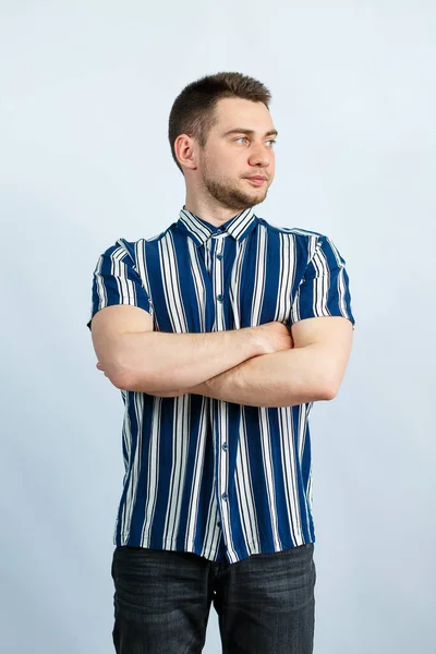 Portrait Jeune Homme Chemise Rayée Sur Fond Blanc Homme Élégant — Photo