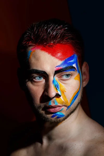 Retrato Jovem Com Tinta Colorida Sobre Fundo Escuro Maquiagem Profissional — Fotografia de Stock