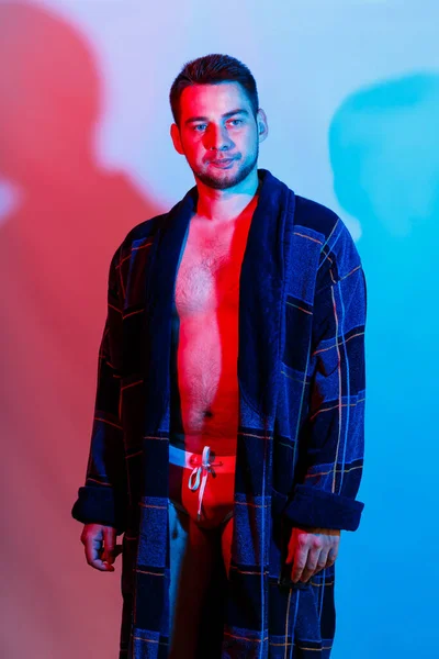 Homem Roupão Roupa Interior Estúdio Iluminação Vermelho Azul Corpo Masculino — Fotografia de Stock