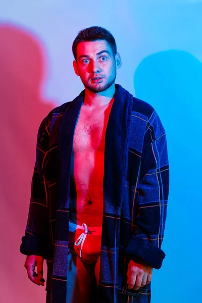 Homem Roupão Roupa Interior Estúdio Iluminação Vermelho Azul Corpo Masculino — Fotografia de Stock