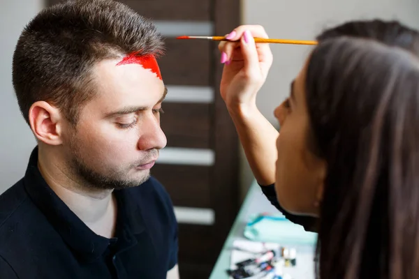 Flickkonstnären Målar Mans Ansikte Ansiktsmålning Huden Porträtt Ung Man Med — Stockfoto