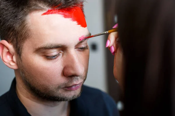 Flickkonstnären Målar Mans Ansikte Ansiktsmålning Huden Porträtt Ung Man Med — Stockfoto