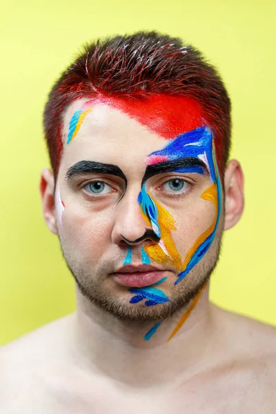 Maquillage Sur Peau Portrait Jeune Homme Avec Peinture Colorée Sur — Photo