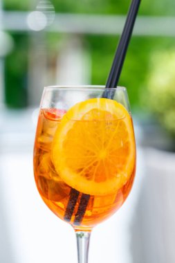 Tazeleyici hafif yaz aperatifi kokteyli buzlu ve portakallı bardak, kızlar için pipetli meşrubat.