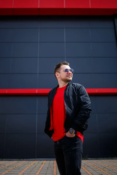 Homem Europeu Sorridente Novo Desgaste Casual Camiseta Vermelha Jaqueta Preta — Fotografia de Stock