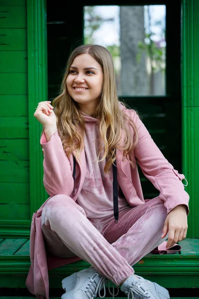 Avrupa Görünümlü Sarı Saçlı Şık Genç Kız Merdivenlerde Oturuyor Pembe — Stok fotoğraf