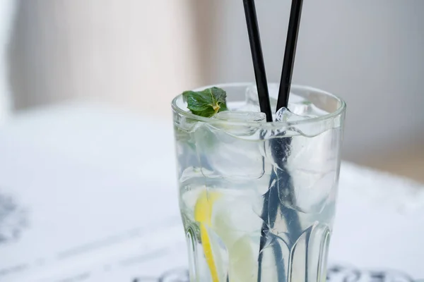 Rafraîchissant Léger Délicieux Cocktail Été Avec Glace Citron Dans Gobelet — Photo