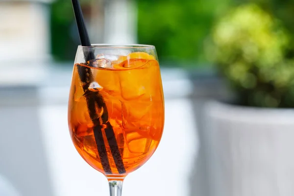 Cocktail Răcoritor Delicios Vară Aperol Gheață Portocaliu Într Pahar Sticlă — Fotografie, imagine de stoc