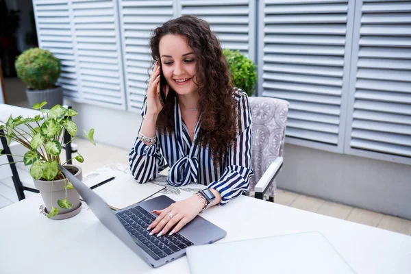 Smiling Sukses Wanita Muda Berbicara Telepon Bekerja Pada Laptop Teras — Stok Foto