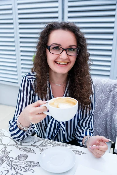 Портрет Веселой Европейской Женщины Менеджера Завтракающей Столом Террасе Кафе Улыбающейся — стоковое фото