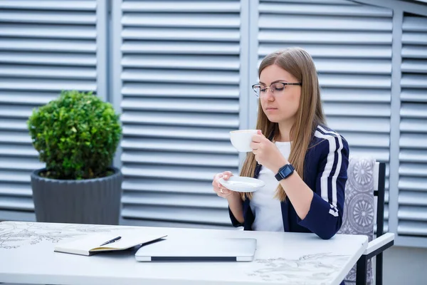 Smuk Ung Kvinde Hvid Shirt Drikker Kaffe Arbejder Bærbar Computer - Stock-foto