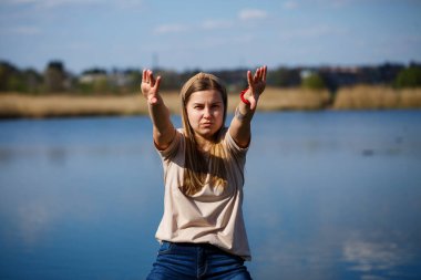 Göl kenarında dans eden bir kız, güneşli bir hava. Genç bir kadın hayattan zevk alır, dans eder ve şarkı söyler. Keyfi yerinde ve yüzünde bir gülümseme var..