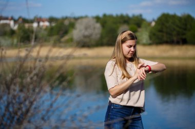 Göl kenarında dans eden bir kız, güneşli bir hava. Genç bir kadın hayattan zevk alır, dans eder ve şarkı söyler. Keyfi yerinde ve yüzünde bir gülümseme var..
