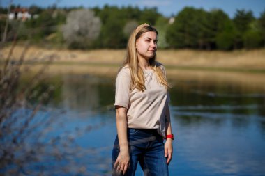 Göl kenarında dans eden bir kız, güneşli bir hava. Genç bir kadın hayattan zevk alır, dans eder ve şarkı söyler. Keyfi yerinde ve yüzünde bir gülümseme var..