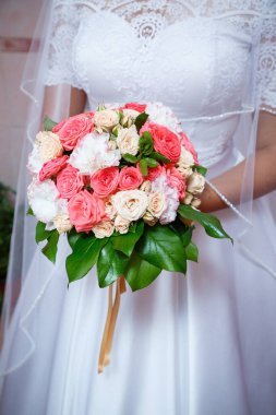 Yeni evlilerin elinde güzel bir buket çiçek.