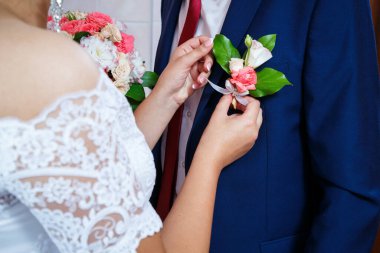 Yeni evlilerin elinde güzel bir buket çiçek.