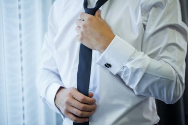 Adam düğün günü takım elbise giyer.