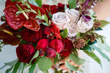 Yeni evlilerin elinde güzel bir buket çiçek.