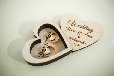 Yeni evliler için düğün yüzükleri.