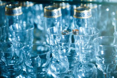 Yeni evliler için düğün yüzükleri.