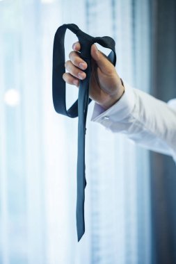 Adam düğün günü takım elbise giyer.