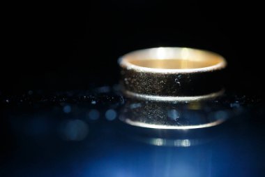 Siyah camlı altın alyans.