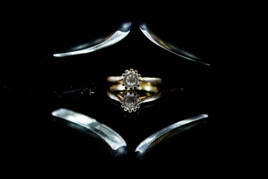 Siyah camlı altın alyans.