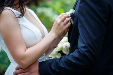 Yeni evlilerin elinde güzel bir buket çiçek.