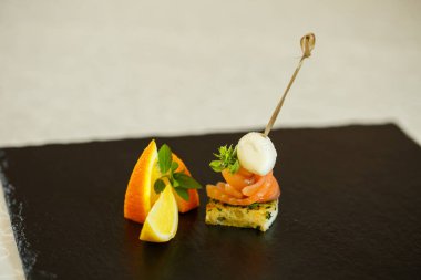 Lokantadaki lezzetli yemekler tabakta