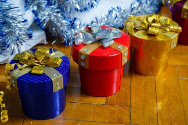 Noel ağacı oyuncakları ve Noel hediyeleri